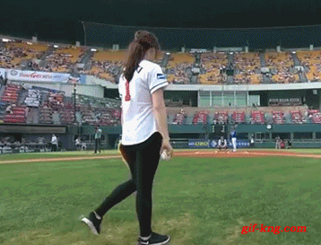 Mazing first pitch - South Korean Rhythmic gymnast Shin Soo-ji